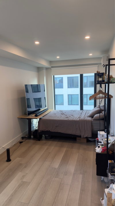 HUGE Modern Bedroom - Lease Transfer Main Photo