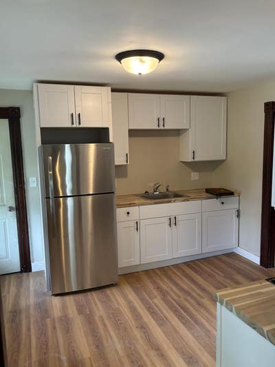 Newly renovated 3 bedroom apartment on 2nd and 3rd Main Photo