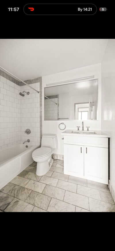 Spacious room in 3B, private toilet, near train Main Photo