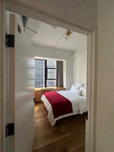 Private Room in a Shared Apartmant at Wall st Main Photo