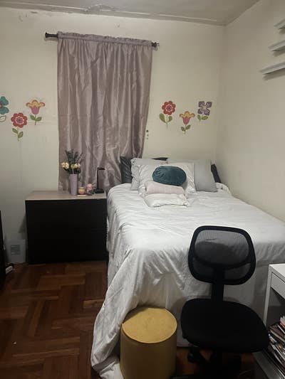 Roommate wanted for a female in Jackson Heights Main Photo