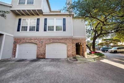 Beautiful Addison area condo with 1 Car Garage! Main Photo