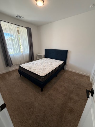 Room for rent w/ private bathroom Main Photo