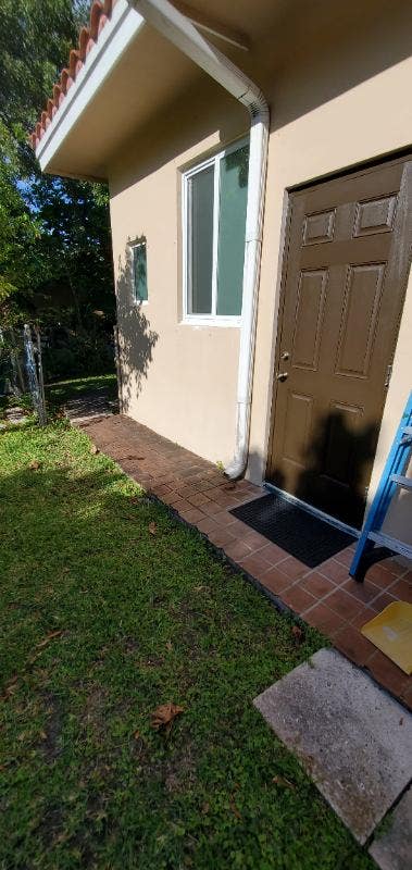 Studio fully furnished with own entrance minutes  Main Photo