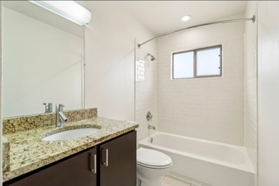 Room available North of downtown!  Main Photo