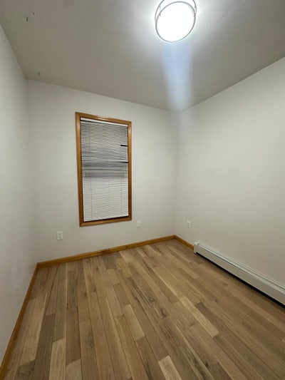🏡✨ Room for Rent in Maspeth Main Photo