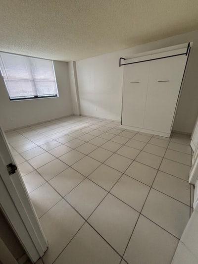Looking for female roomate for private bedroom Main Photo