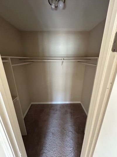 Spacious room with Big walk in closet  Main Photo