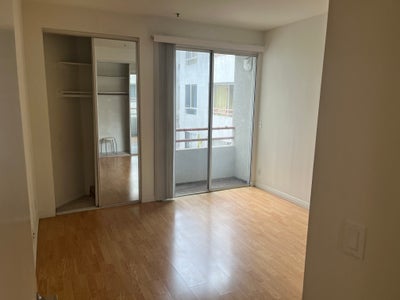Private Bedroom/Private Bathroom plus office space Main Photo
