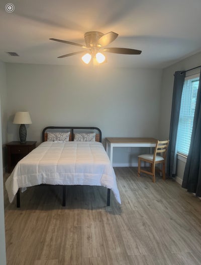 Spacious room in a 3/2 recently renovated house. Main Photo