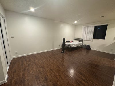 Looking for a roommates in a Studio room. Main Photo