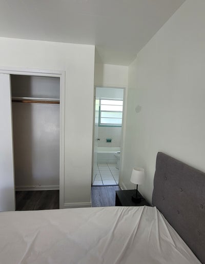 Studio-efficiency/private bath & entrance Main Photo