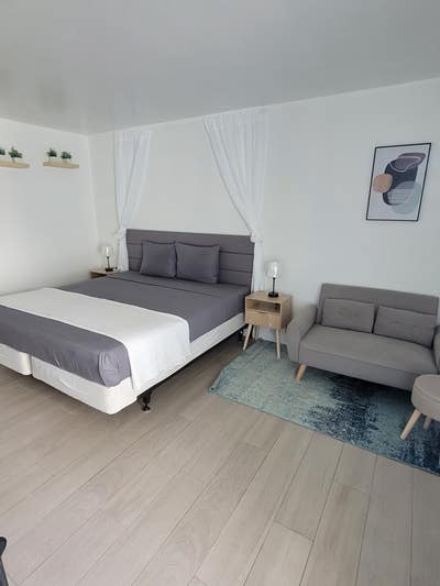 Studio-efficiency/private bath & entrance Main Photo