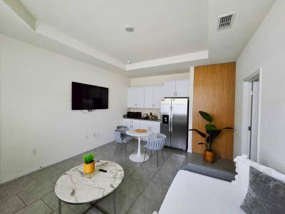 Beautiful New Suite w Kitchenette Near Turnpike &  Main Photo