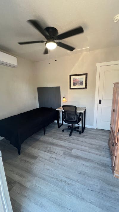 Private Bedroom with Private Entrance with All Ut Main Photo