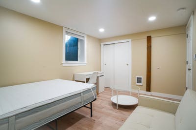 Clean large room in private street (NE Seattle) Main Photo