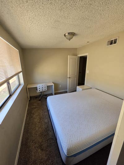 Unfurnished or Furnished room for rent w pool  Main Photo