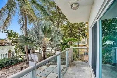 Beautiful room in a 2 bedroom apartment  Main Photo