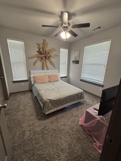 Medium sized bedroom (private bathroom) Main Photo