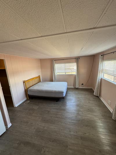 Bright, Private Room w/bathroom close to freeway Main Photo