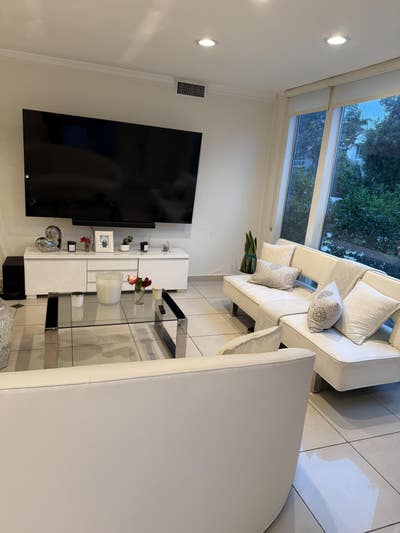 1 room for rent in a condo Main Photo