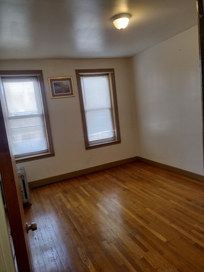 Big Spacious Front Room  Main Photo
