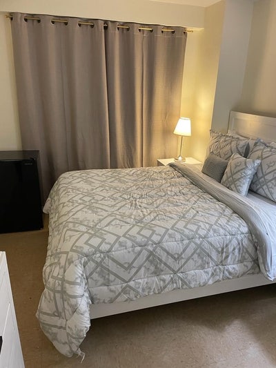 Clean and safe room for rent Main Photo