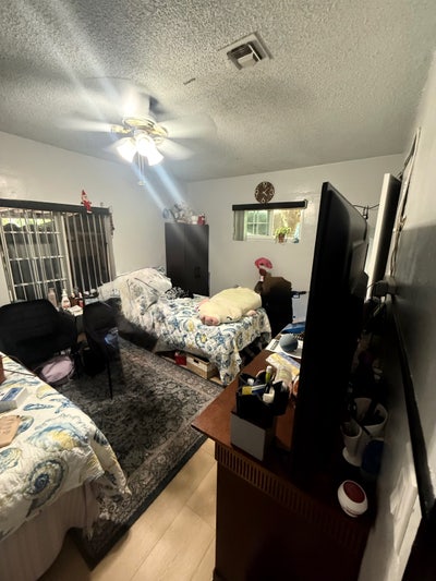 Room for rent/ Cuarto de renta  Main Photo