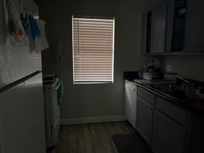 Private room available with private bathroom Main Photo