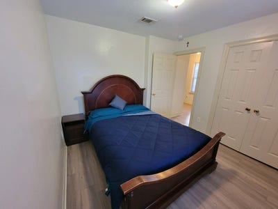 Small room furnished with queen size bed Main Photo