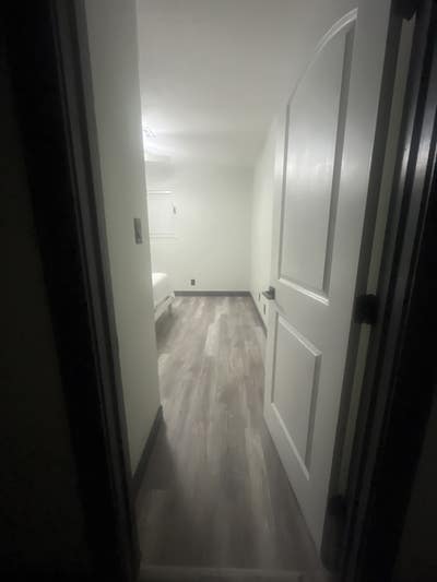 1 room for rent in the west side Main Photo