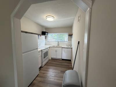 Apartment for single or couple no shared common ar Main Photo