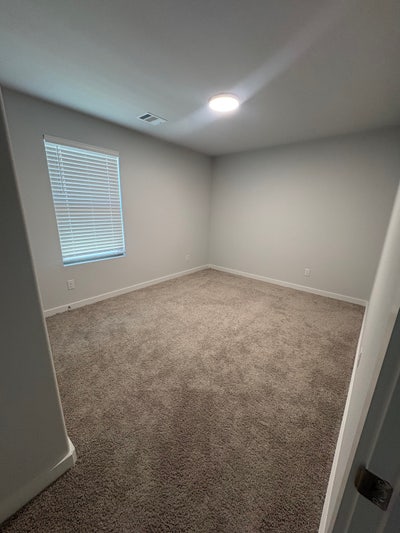 Unfurnished room ready to move in Main Photo