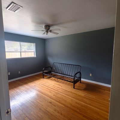 Spacious Room for rent   Main Photo