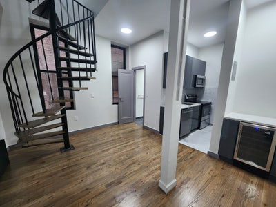 Room in Duplex apartment-6BED/3BATH Main Photo