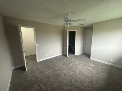 Private room with en-suite bath and walk-in closet Main Photo