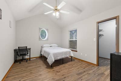  Blue Springs | 🛁 Private Bath Suites | 🚗 Parkin Main Photo