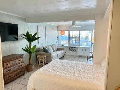 Winter Rental Poolside Studio Near Boardwalk Main Photo