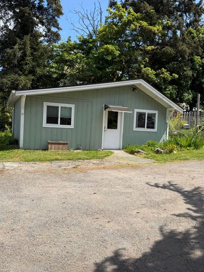 Detached MIL apt behind main house. Main Photo