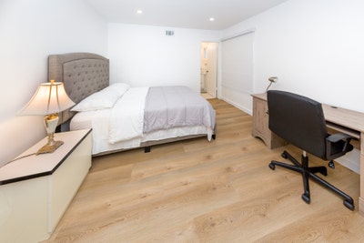 Beautiful room in West Hills  Main Photo