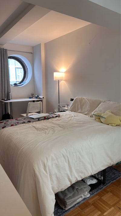 1 Room with Ensuite & Own Entrance Main Photo