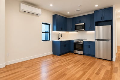  backyard // AC // fully renovated  Main Photo