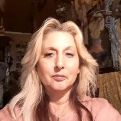 Professional Female seeks a large room Main Photo