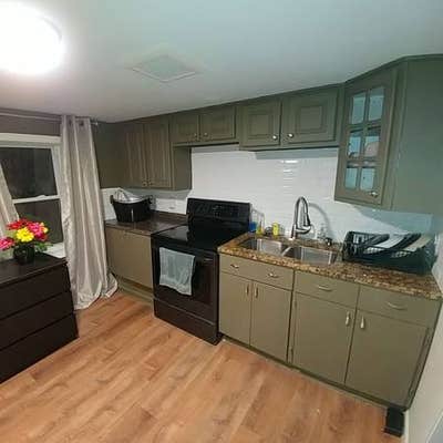 Fully Furnish Master Bedroom, great location Main Photo