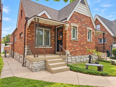 Enjoy the privacy and space of a home in the heart Main Photo