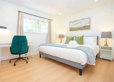 The private guest suite offers a comfortable king- Main Photo
