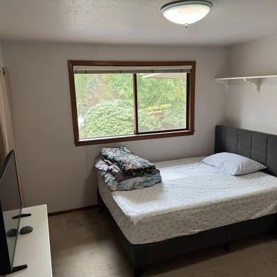 Room with shared bath in a Quiet house with a lar Main Photo