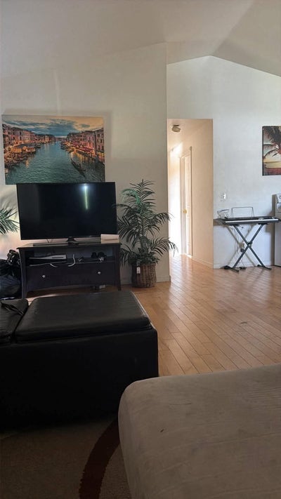 Room for rent ( immediately move in) Main Photo