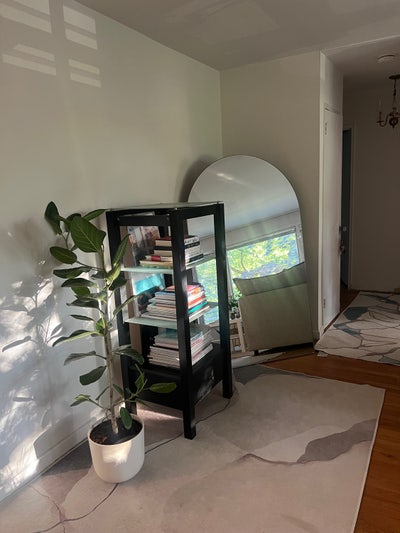 Spare bedroom with female owner  Main Photo