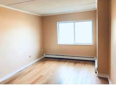 Room in Heart of Stoughton  Main Photo